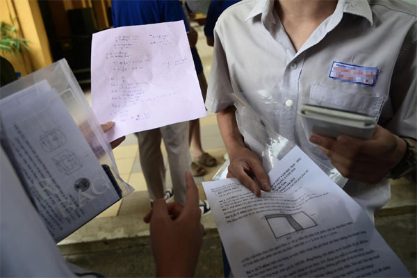 Công an xác minh việc giám thị vào nhà vệ sinh chụp ảnh bài thi lớp 10 của thí sinh-2