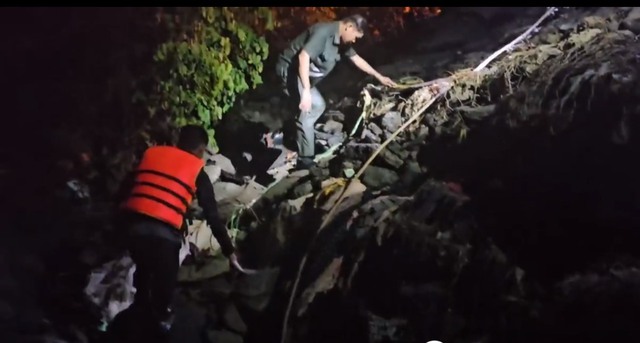 CLIP: Xuyên đêm tìm kiếm người phụ nữ bị nước cuốn trôi-1