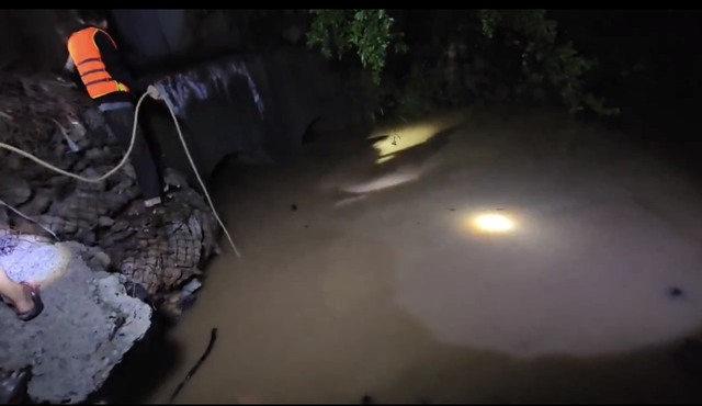 CLIP: Xuyên đêm tìm kiếm người phụ nữ bị nước cuốn trôi-3