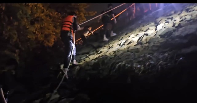 CLIP: Xuyên đêm tìm kiếm người phụ nữ bị nước cuốn trôi-4