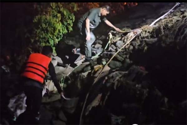 Đang ngồi chơi, bé gái bất ngờ bốc cháy vì người nhà nướng mực, clip 9 giây kinh hãi-1