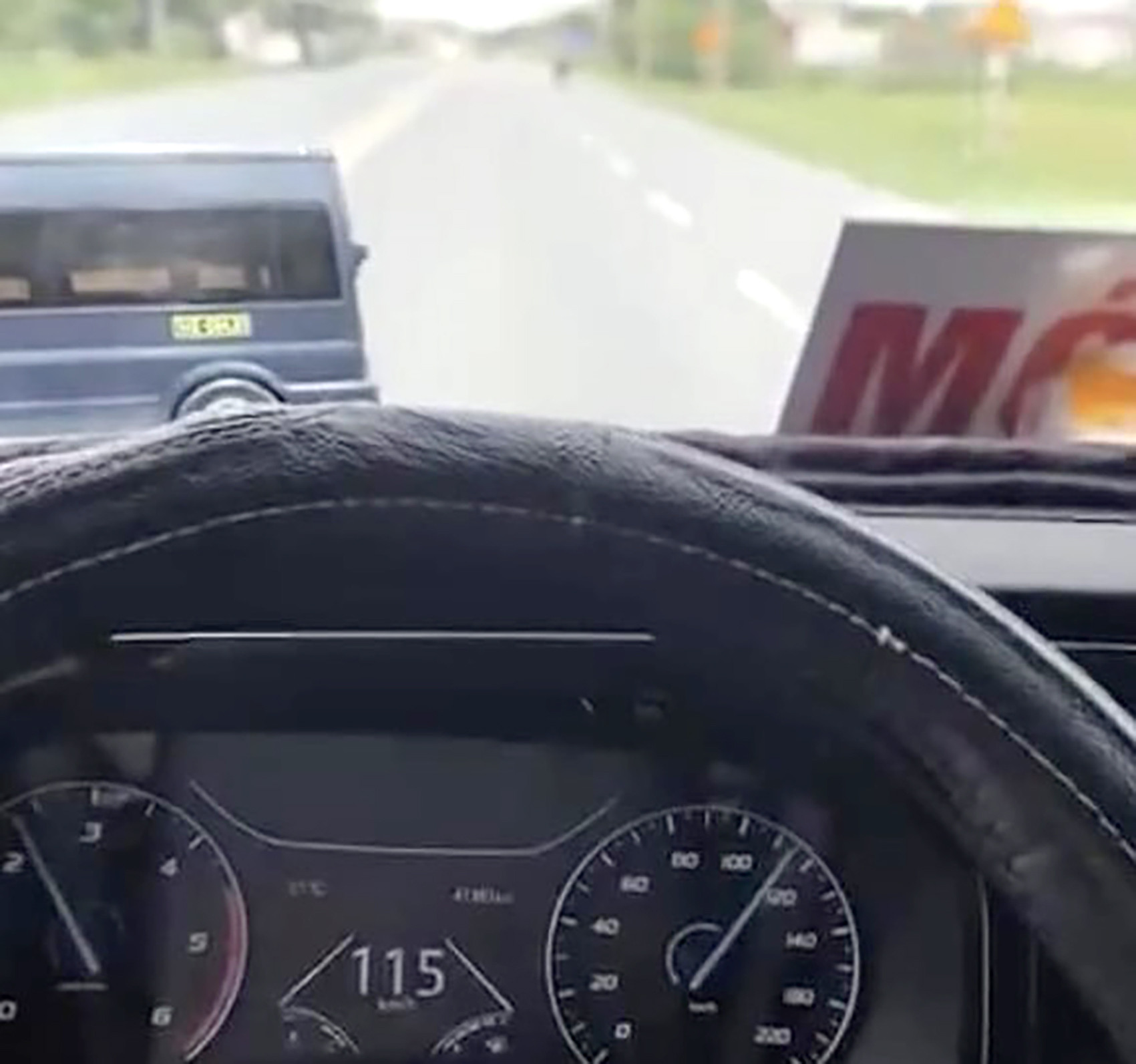 Quay cảnh phóng nhanh trên quốc lộ rồi đăng Facebook, tài xế xe khách bị xử phạt-1