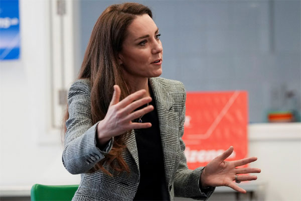 Cận cảnh lần xuất hiện đầu tiên của Vương phi Kate sau 3 tháng thông báo mắc ung thư, nhan sắc tỏa sáng đến bất ngờ-12