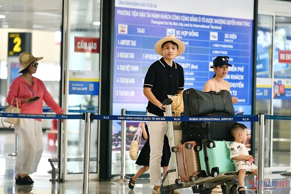 Giá tăng vọt, vé máy bay chặng nóng vẫn ế một nửa giữa cao điểm hè-1