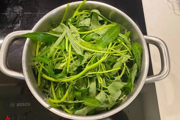 Cách xào rau muống xanh, giòn ngon đơn giản-2