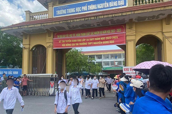 Giám thị vào nhà vệ sinh chụp ảnh bài thi; 63 giáo viên tố bị xù tiền-1