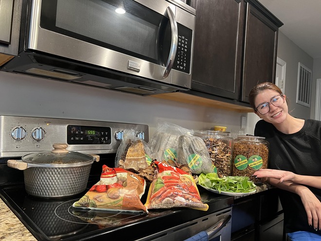 Cựu siêu mẫu nổi tiếng: Ở Việt Nam là CEO giàu có, qua Mỹ làm osin, ăn cơm từ thiện, nhận trợ cấp-8