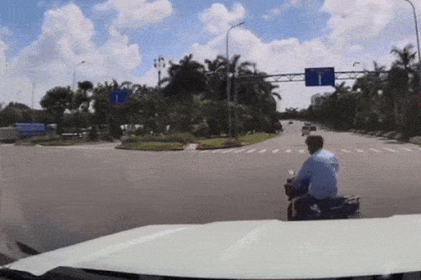 Clip: Cắt ngang đầu ô tô để rẽ trái, xe máy bị xe tải đâm văng