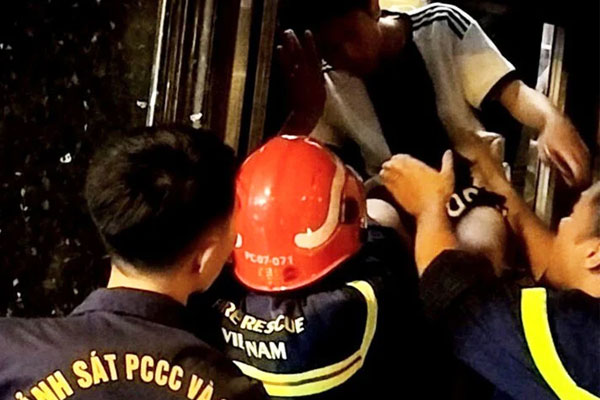 Năm người mắc kẹt trong thang máy quán internet ở Hải Phòng-1