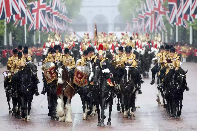 Cận cảnh lần xuất hiện đầu tiên của Vương phi Kate sau 3 tháng thông báo mắc ung thư, nhan sắc tỏa sáng đến bất ngờ-8