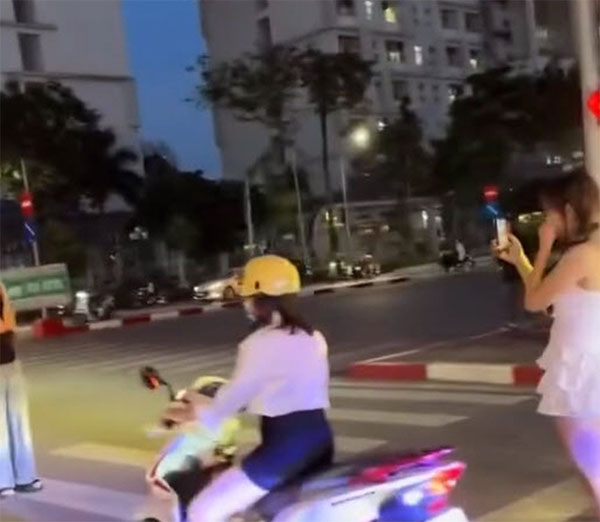 Cảnh sát đang thu thập thông tin hai cô gái tạo dáng quay tiktok giữa ngã tư đường phố Hà Nội-1