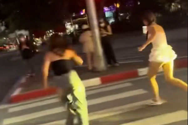 Cảnh sát đang thu thập thông tin hai cô gái tạo dáng quay tiktok giữa ngã tư đường phố Hà Nội-2