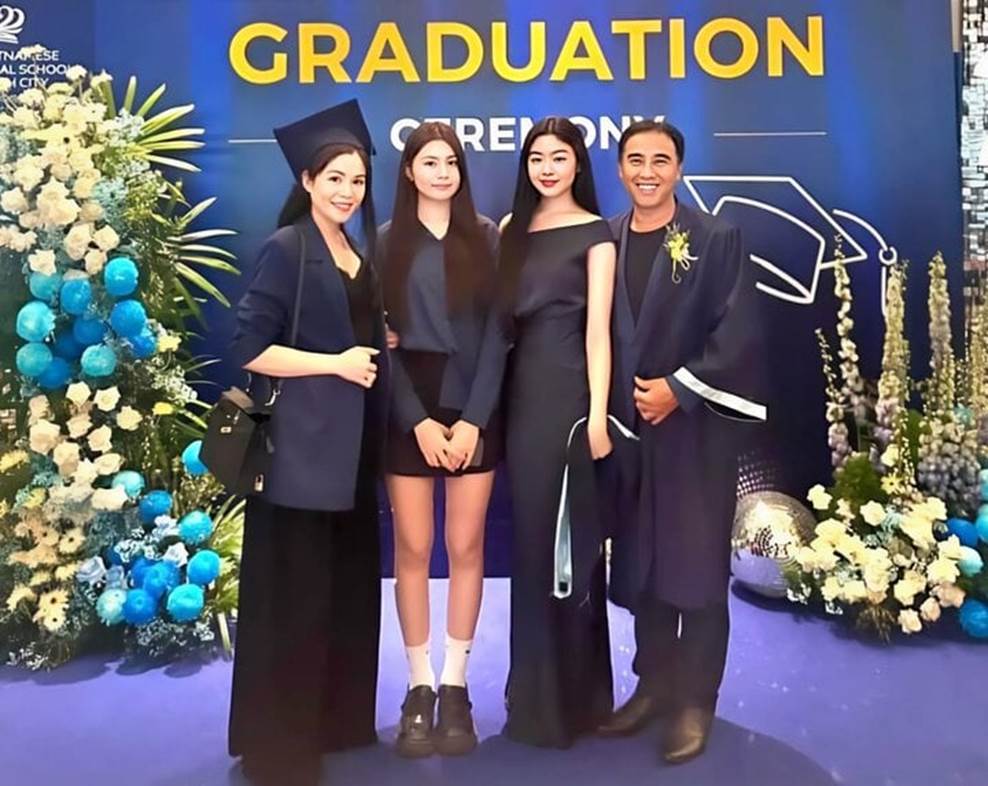 Quyền Linh xúc động suýt khóc mấy lần trong ngày con gái tốt nghiệp-1