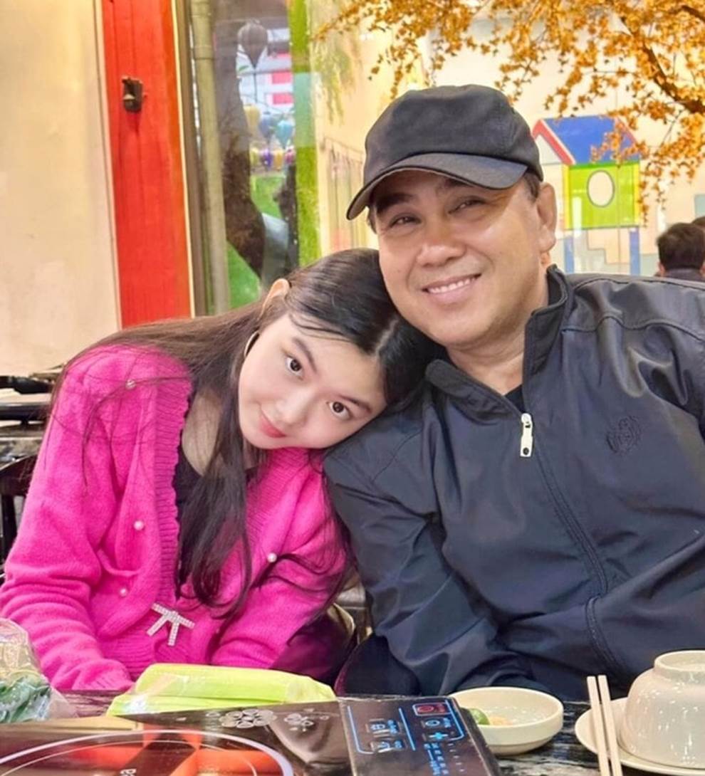 Quyền Linh xúc động suýt khóc mấy lần trong ngày con gái tốt nghiệp-4