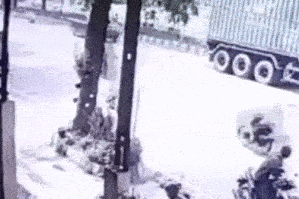 Clip: Ô tô bất ngờ lao thẳng vào đuôi xe container đang dừng đỗ