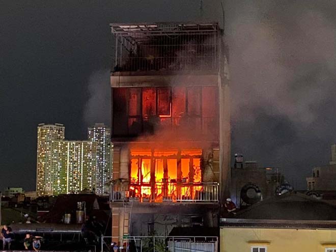 Hà Nội: Đang cháy lớn một căn nhà ở phố Định Công Hạ, nghi có người mắc kẹt bên trong-2