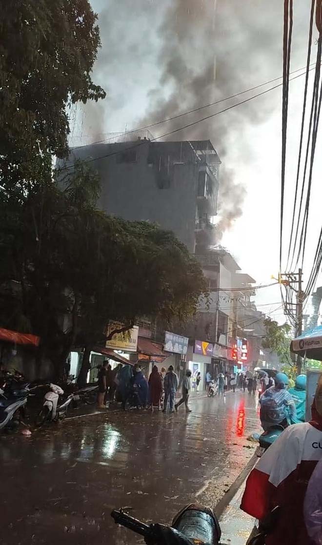 Hà Nội: Đang cháy lớn một căn nhà ở phố Định Công Hạ, nghi có người mắc kẹt bên trong-1