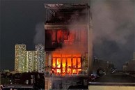 Hà Nội: Đang cháy lớn một căn nhà ở phố Định Công Hạ, nghi có người mắc kẹt bên trong