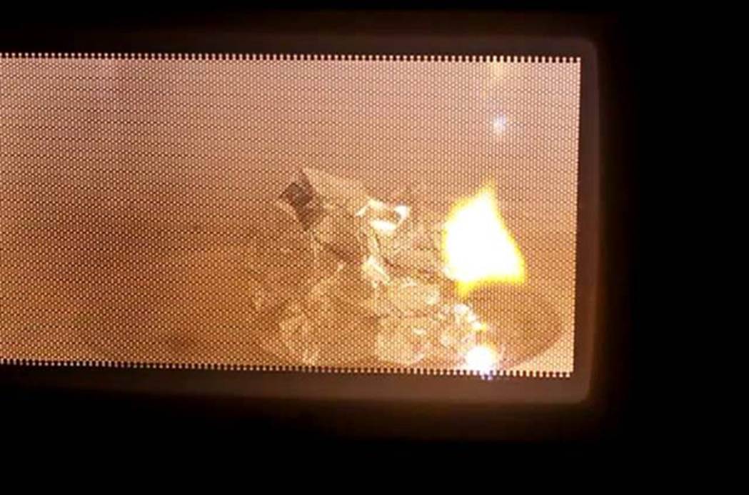 4 sai lầm khi dùng giấy bạc dễ gây cháy nổ và tổn hại não bộ-1