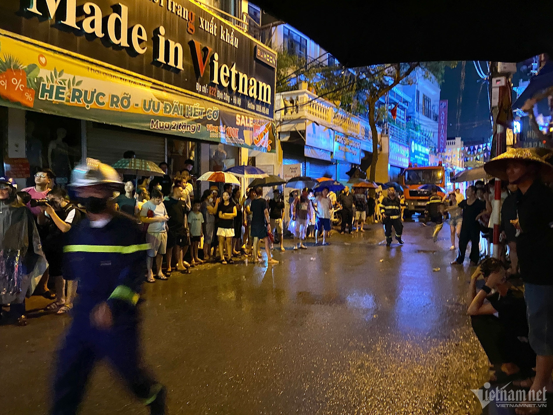 Cháy lớn tại phố Định Công Hạ, đã tìm được 4 thi thể-12