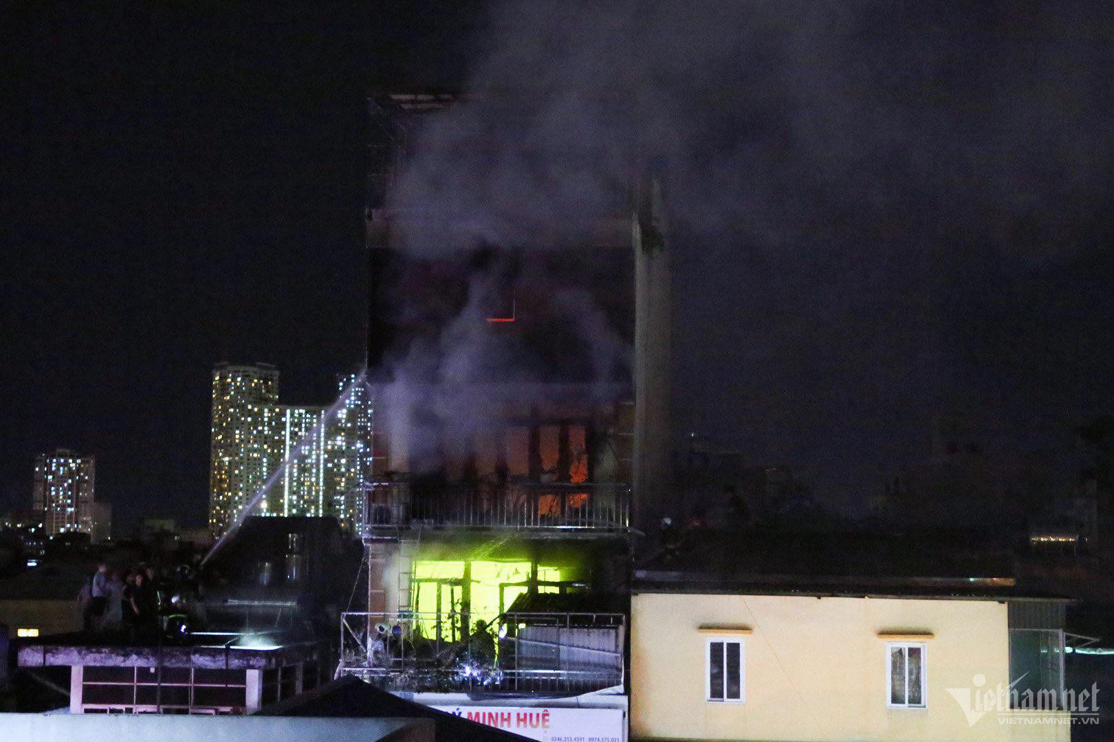 Cháy lớn tại phố Định Công Hạ, đã tìm được 4 thi thể-4