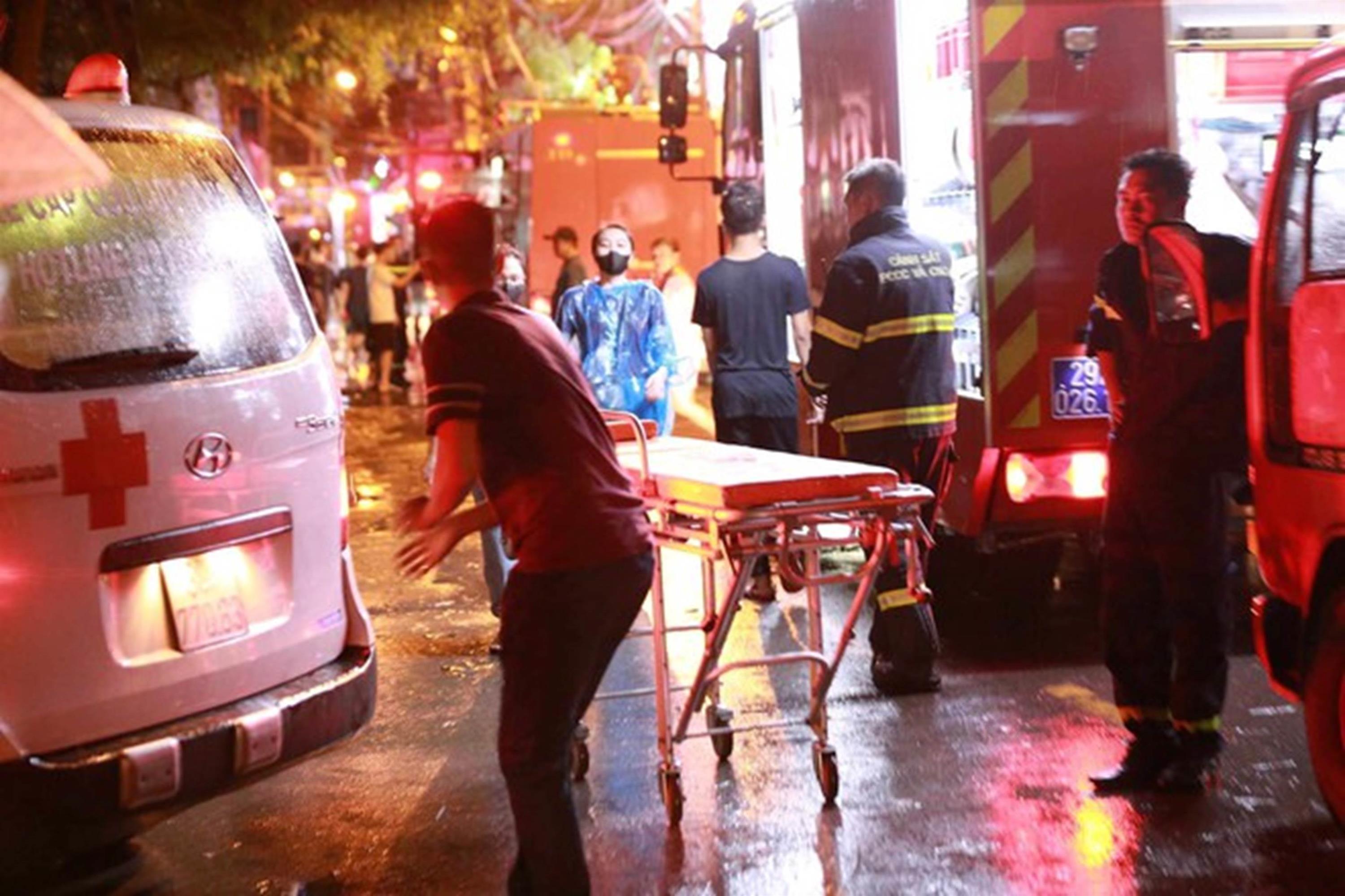 Vụ cháy nhà trên phố Định Công Hạ khiến 4 người tử vong: Người thân đau đớn ngã khuỵu, ôm mặt bật khóc nức nở tại hiện trường-1