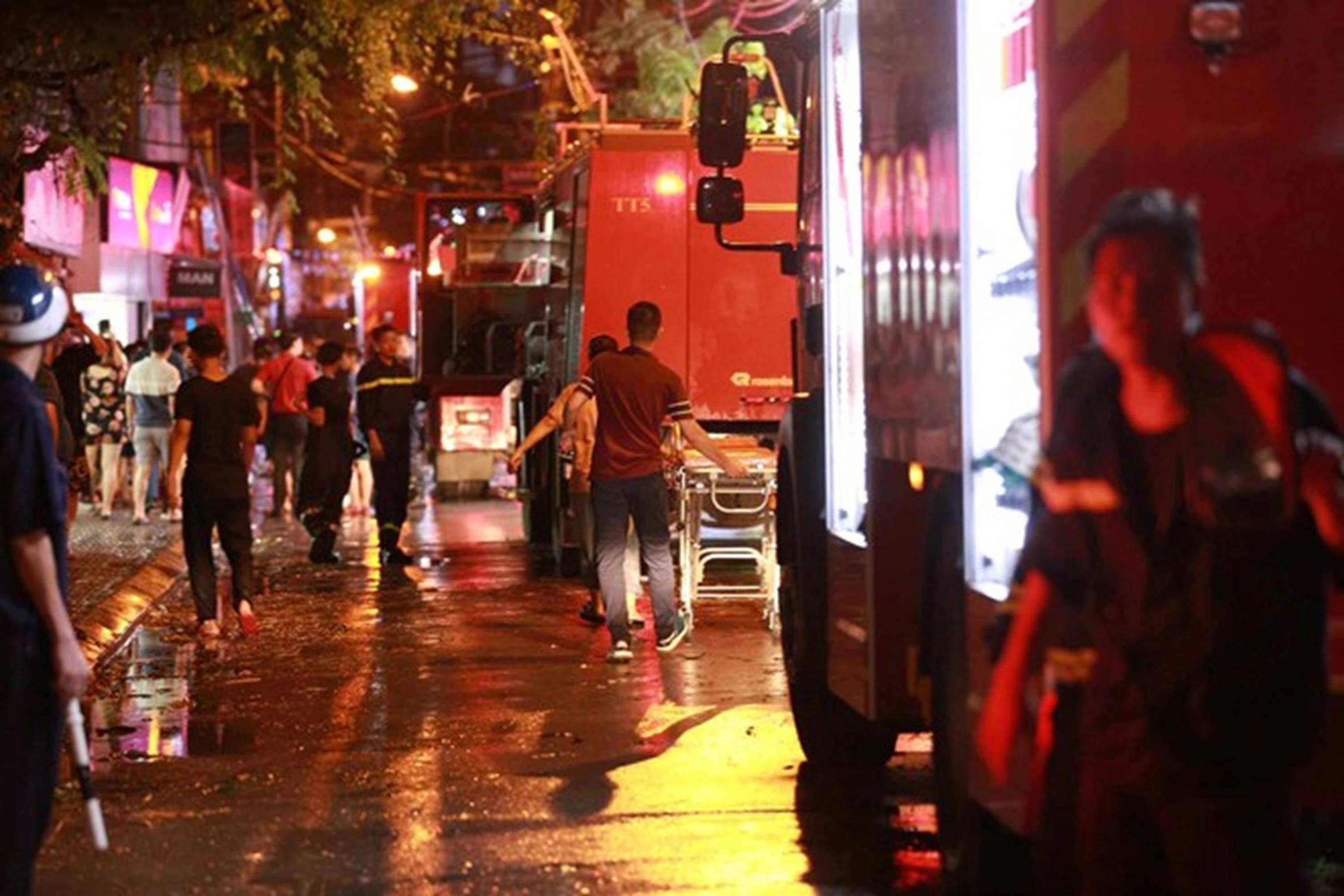 Vụ cháy nhà trên phố Định Công Hạ khiến 4 người tử vong: Người thân đau đớn ngã khuỵu, ôm mặt bật khóc nức nở tại hiện trường-2