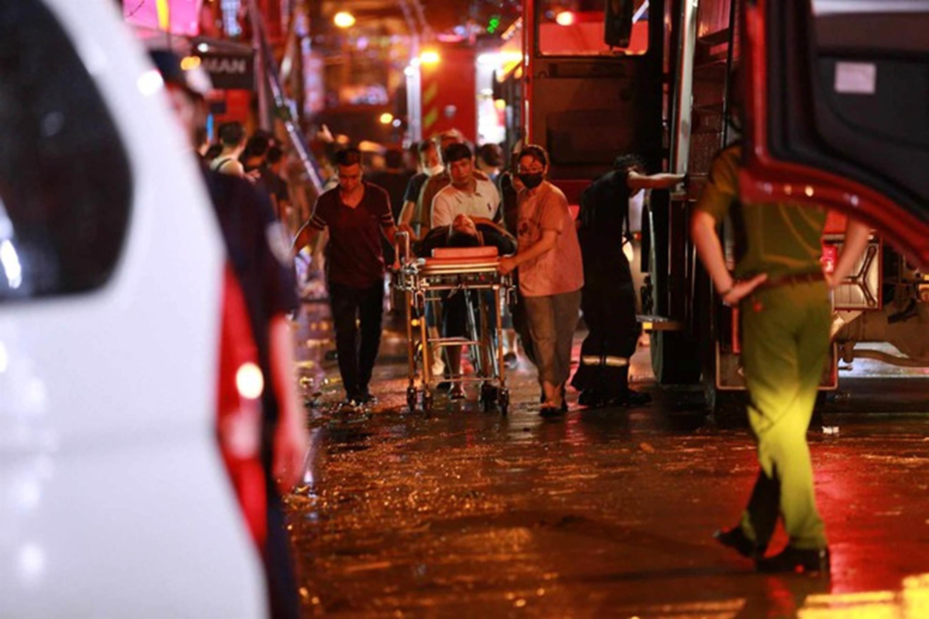 Vụ cháy nhà trên phố Định Công Hạ khiến 4 người tử vong: Người thân đau đớn ngã khuỵu, ôm mặt bật khóc nức nở tại hiện trường-3