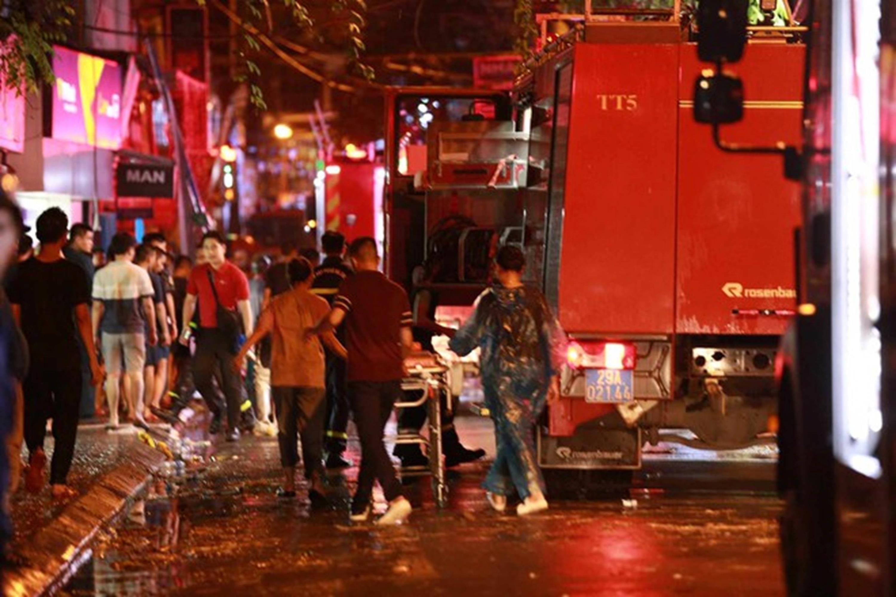 Vụ cháy nhà trên phố Định Công Hạ khiến 4 người tử vong: Người thân đau đớn ngã khuỵu, ôm mặt bật khóc nức nở tại hiện trường-4
