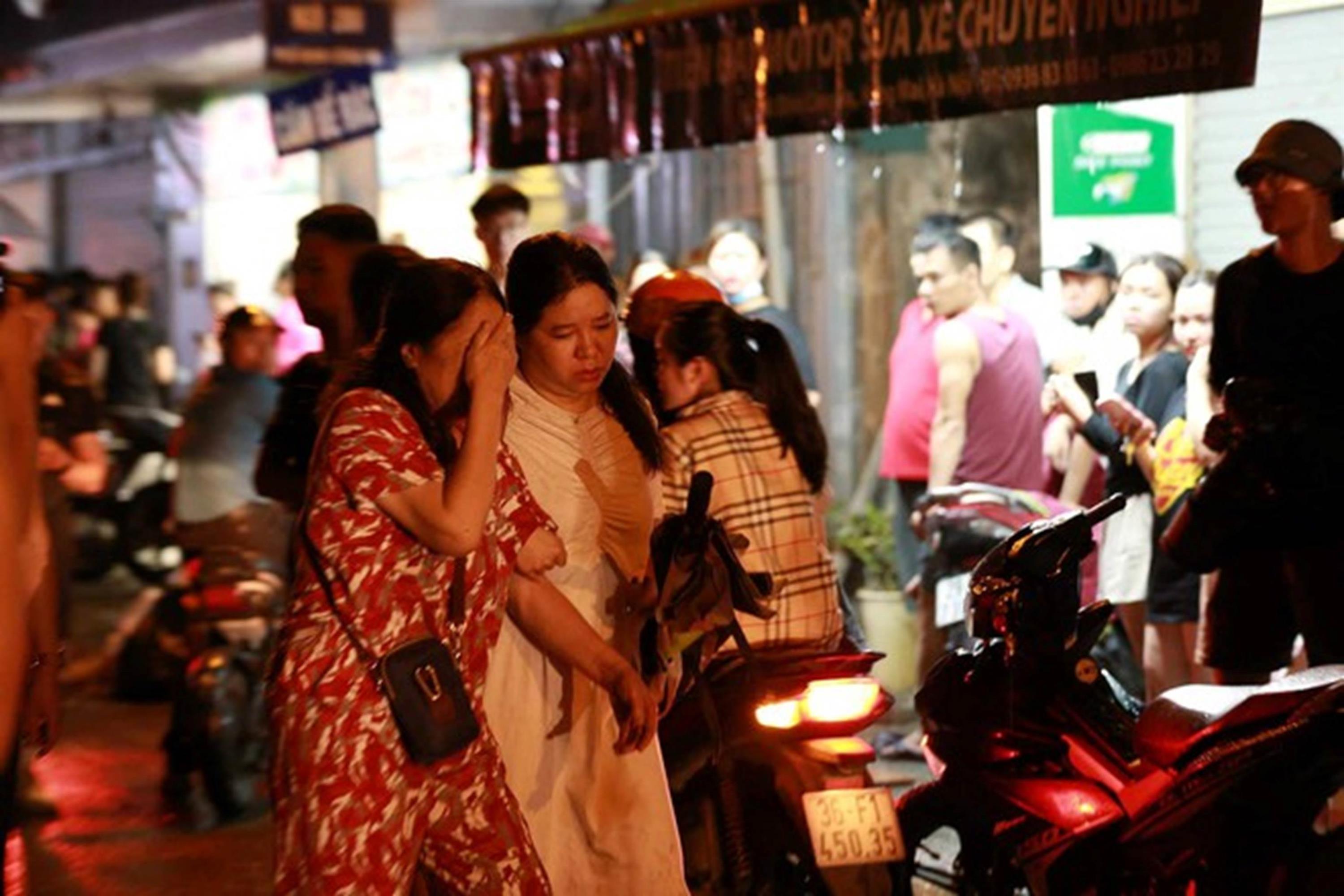 Vụ cháy nhà trên phố Định Công Hạ khiến 4 người tử vong: Người thân đau đớn ngã khuỵu, ôm mặt bật khóc nức nở tại hiện trường-5
