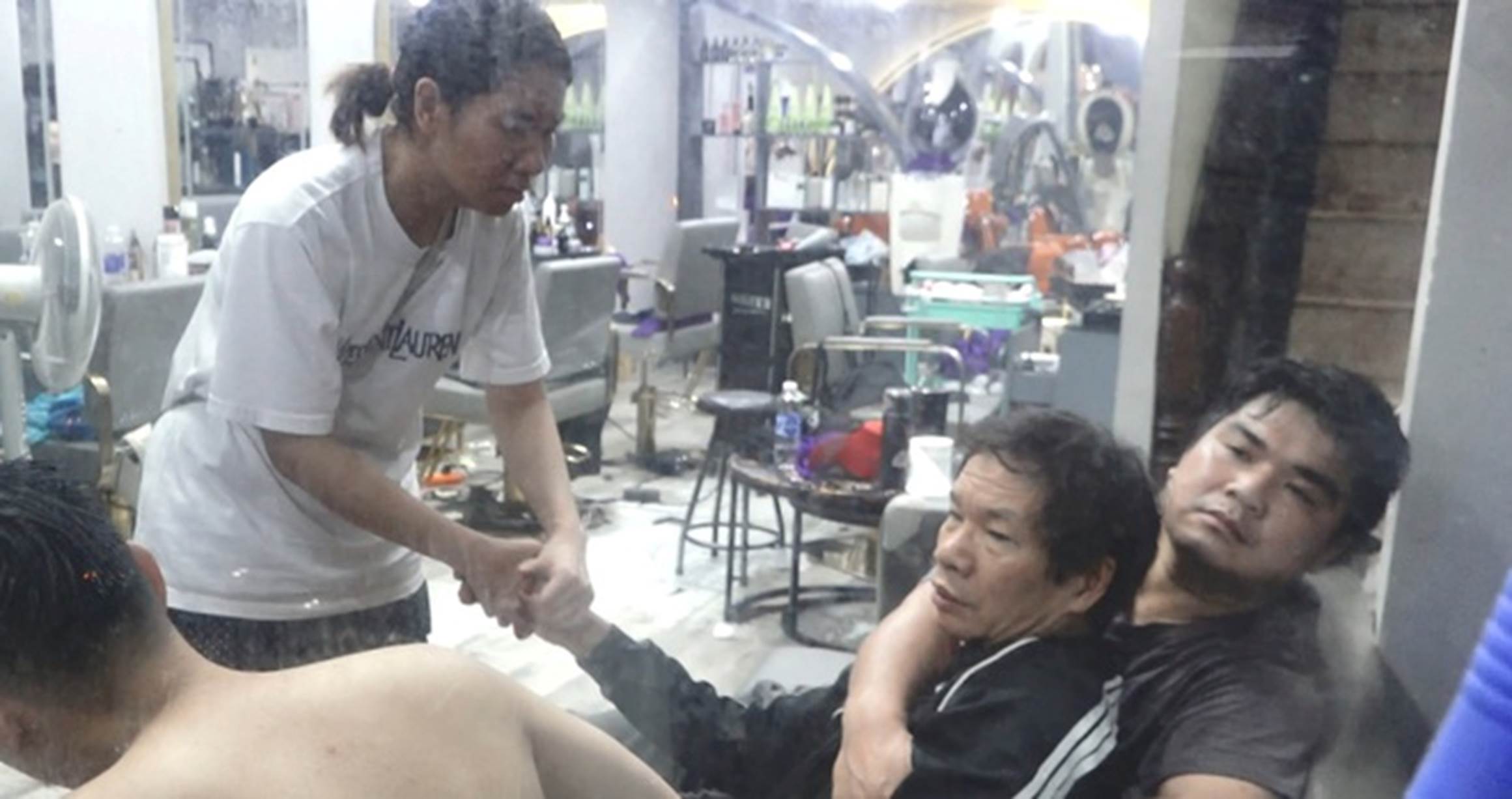 Vụ cháy nhà trên phố Định Công Hạ khiến 4 người tử vong: Người thân đau đớn ngã khuỵu, ôm mặt bật khóc nức nở tại hiện trường-6