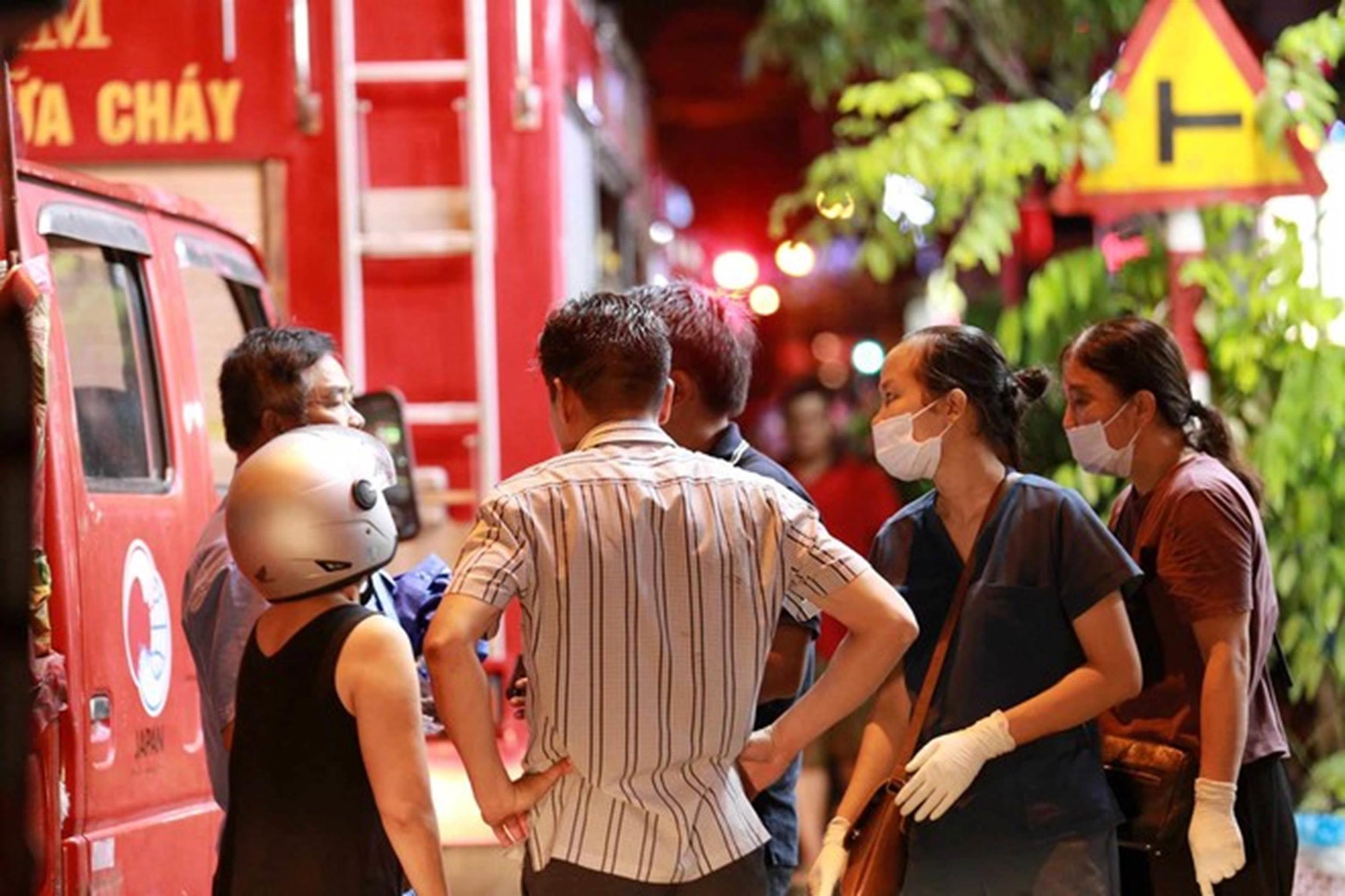 Vụ cháy nhà trên phố Định Công Hạ khiến 4 người tử vong: Người thân đau đớn ngã khuỵu, ôm mặt bật khóc nức nở tại hiện trường-7