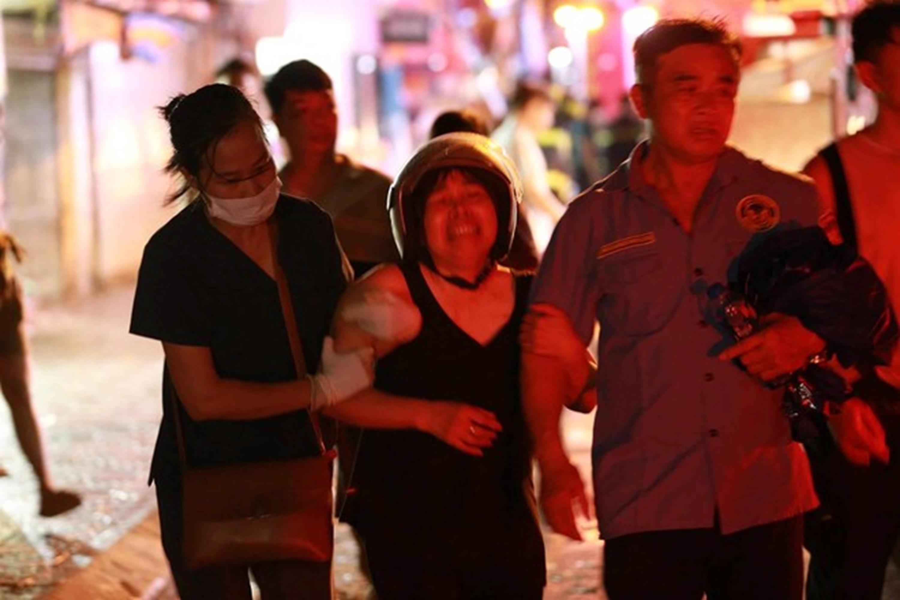 Vụ cháy nhà trên phố Định Công Hạ khiến 4 người tử vong: Người thân đau đớn ngã khuỵu, ôm mặt bật khóc nức nở tại hiện trường-8