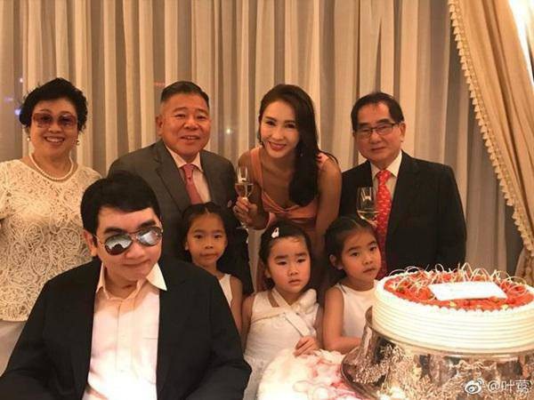 Nữ diễn viên từng bị chỉ trích vì lấy chồng khuyết tật, làm mẹ nuôi 3 con gái trong biệt thự 1000 tỷ ai cũng nể-3