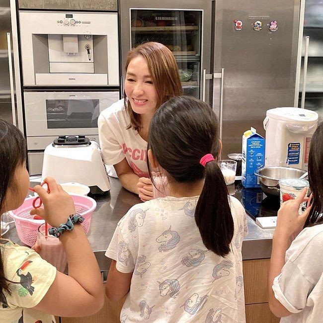 Nữ diễn viên từng bị chỉ trích vì lấy chồng khuyết tật, làm mẹ nuôi 3 con gái trong biệt thự 1000 tỷ ai cũng nể-4