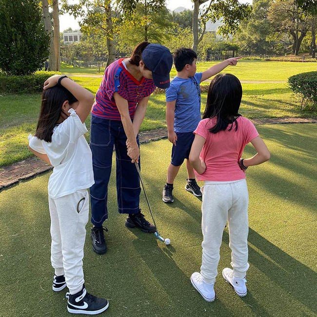 Nữ diễn viên từng bị chỉ trích vì lấy chồng khuyết tật, làm mẹ nuôi 3 con gái trong biệt thự 1000 tỷ ai cũng nể-5