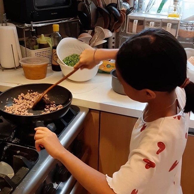 Nữ diễn viên từng bị chỉ trích vì lấy chồng khuyết tật, làm mẹ nuôi 3 con gái trong biệt thự 1000 tỷ ai cũng nể-6