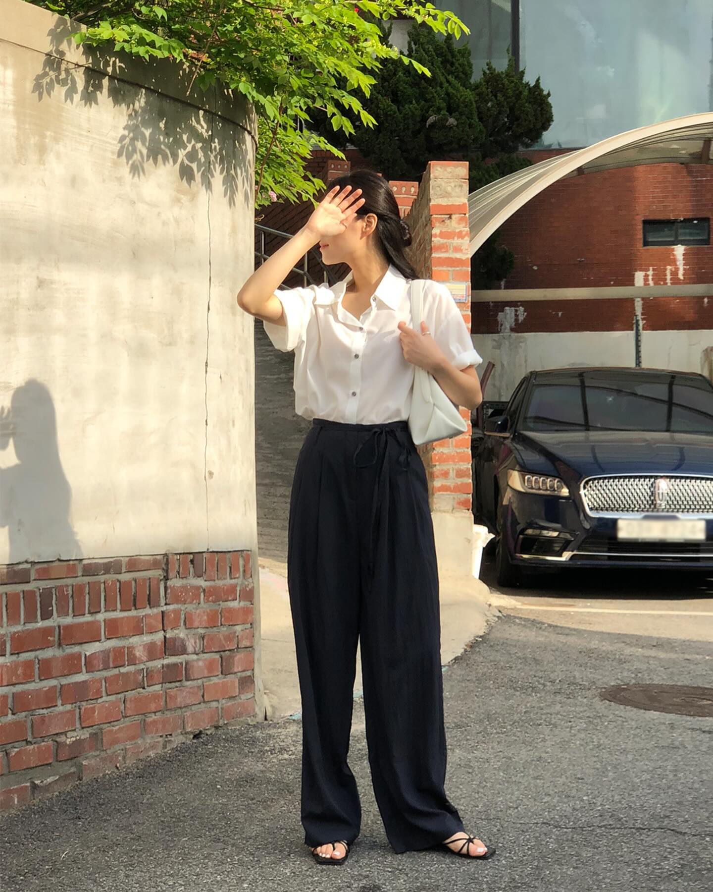 4 mẫu áo công sở trẻ trung, chị em nên sắm để mặc đẹp mỗi ngày-1