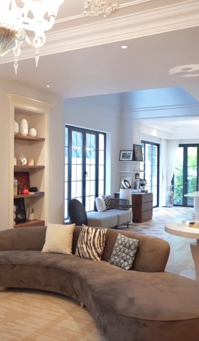 Cơ ngơi Diễm My 9X được bố mẹ chồng tặng làm của hồi môn: Tỏa mùi tiền, có cả hầm chứa rượu vang-4