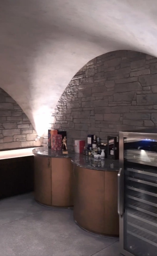 Cơ ngơi Diễm My 9X được bố mẹ chồng tặng làm của hồi môn: Tỏa mùi tiền, có cả hầm chứa rượu vang-13