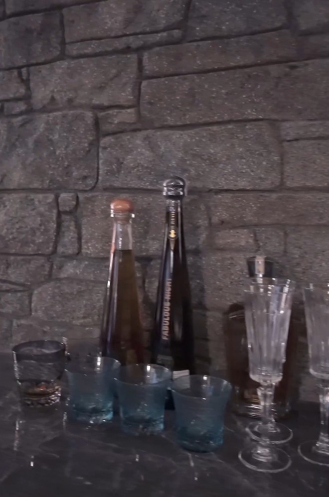 Cơ ngơi Diễm My 9X được bố mẹ chồng tặng làm của hồi môn: Tỏa mùi tiền, có cả hầm chứa rượu vang-15