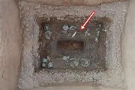 Mộ cổ 2.400 năm tuổi bị đào bới, chuyên gia vừa khai quật đã mừng húm vì những thứ tên trộm bỏ qua