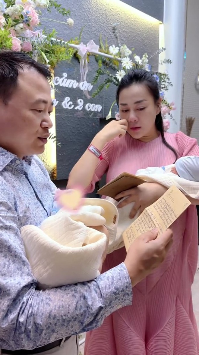 Phương Oanh và Shark Bình công khai cận khuôn mặt 2 nhóc tỳ hào môn, vóc dáng mẹ bỉm gây chú ý-6