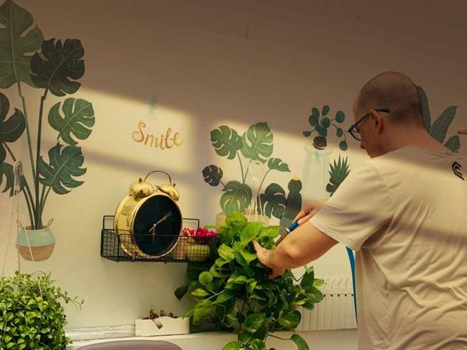 Ca sĩ Thu Phượng khoe căn nhà đầy tiếng chim hót, cho biết chồng Tây rất yêu cây cỏ hoa lá-1