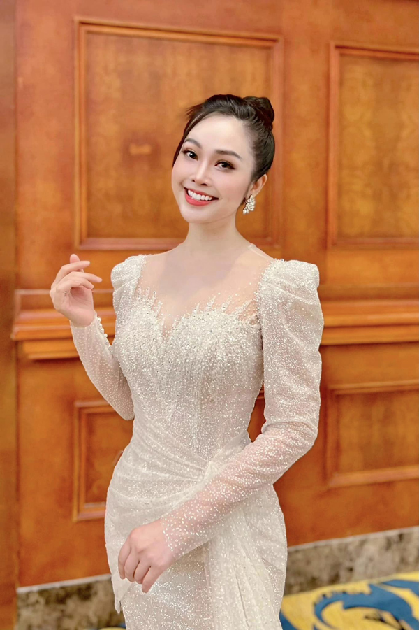 Nhan sắc đời thực xinh đẹp của MC Thùy Linh-7