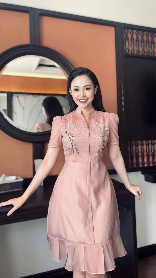Nhan sắc đời thực xinh đẹp của MC Thùy Linh-8