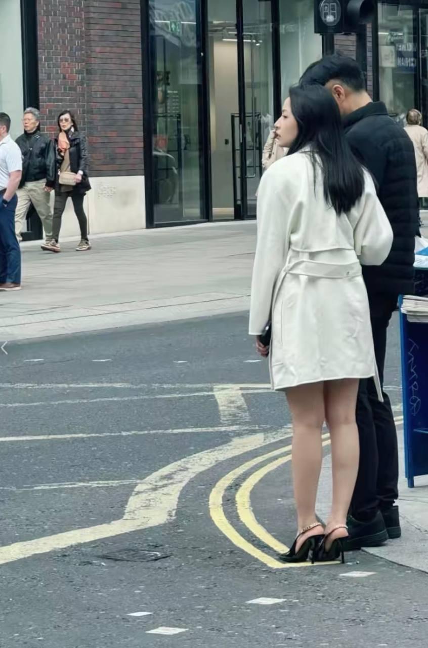 Chi Pu bị bắt gặp xuất hiện tình tứ bên một người đàn ông tại Anh-1