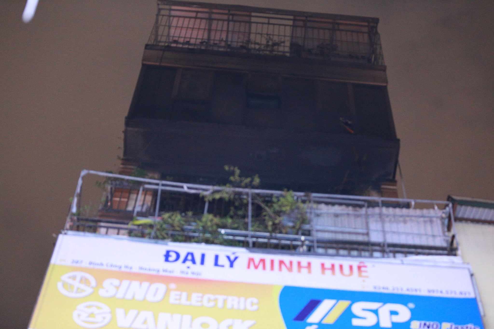 Rùng mình hiện trường hàng hóa bịt kín lối thoát nạn trong vụ cháy nhà trên phố Định Công Hạ khiến 4 người tử vong-9