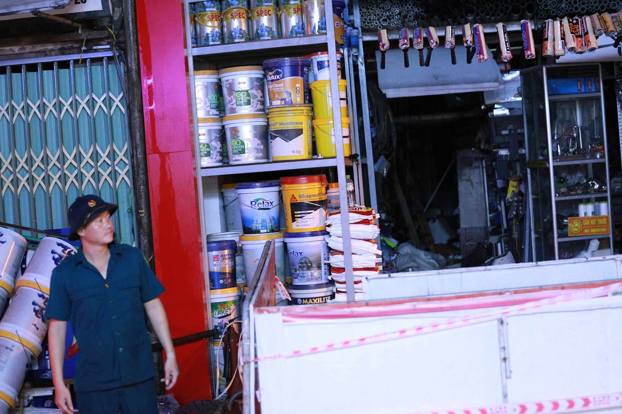 Rùng mình hiện trường hàng hóa bịt kín lối thoát nạn trong vụ cháy nhà trên phố Định Công Hạ khiến 4 người tử vong-8