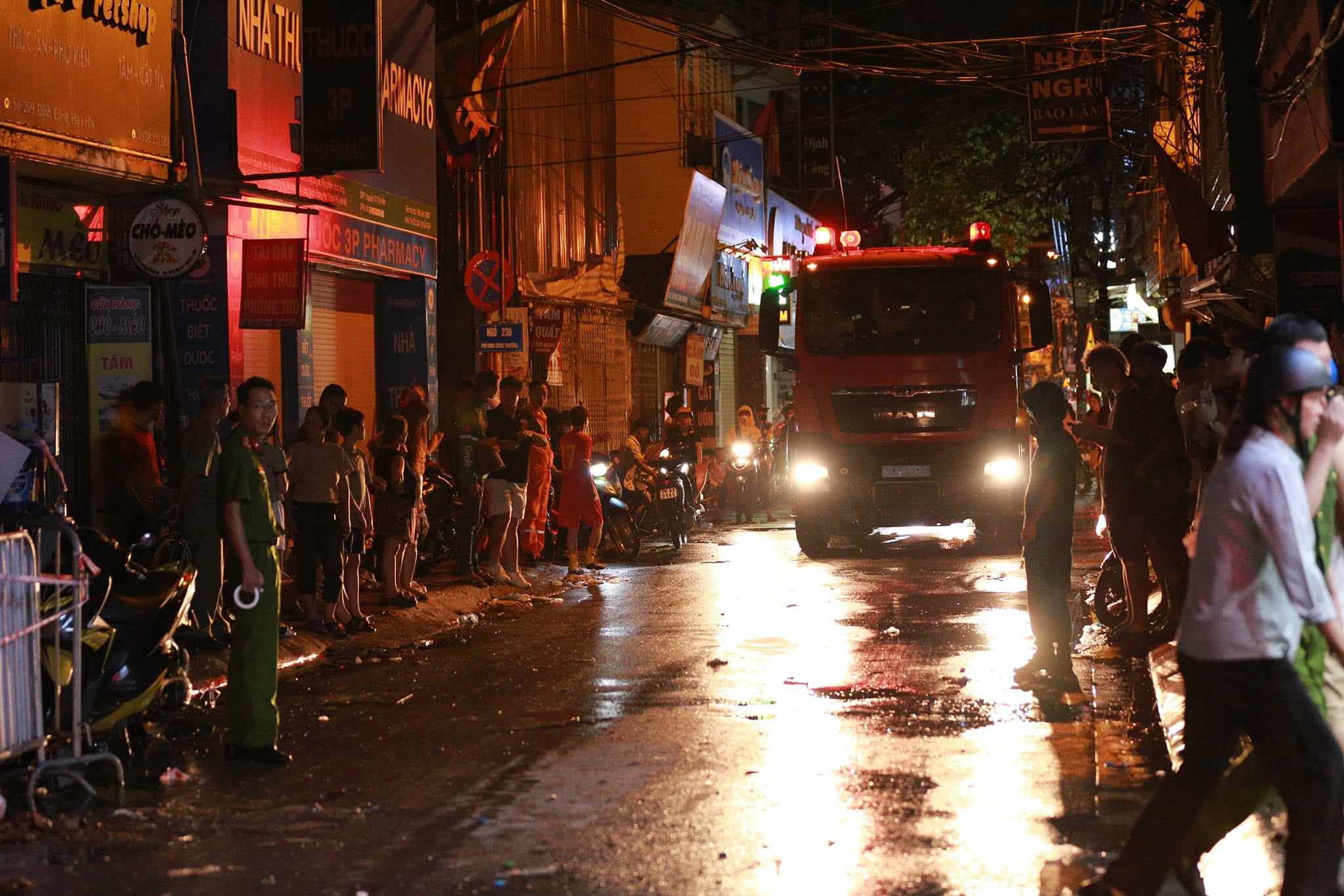 Rùng mình hiện trường hàng hóa bịt kín lối thoát nạn trong vụ cháy nhà trên phố Định Công Hạ khiến 4 người tử vong-7